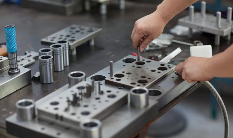 Automotive connector with anti-deformation structure for high-stability electrical enclosures